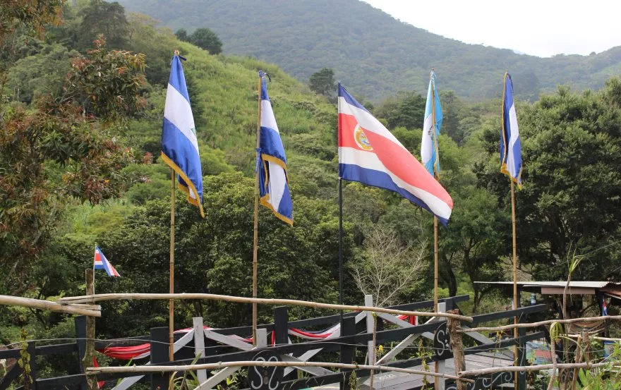 Banderas de paises de centroamerica en la fachada de la finca.