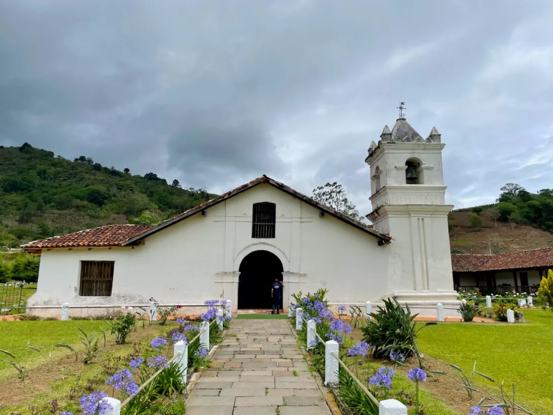 Iglesia y Museo Colonial Orosi 1